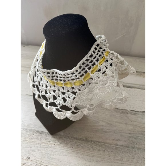 White crocheted collar with yellow ribbon closure - Picture 5 of 6